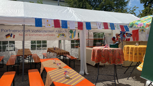 Foto vom Stand des Partnerschaftsvereins Vaterstetten-Allauch auf dem Straßenfest 2023