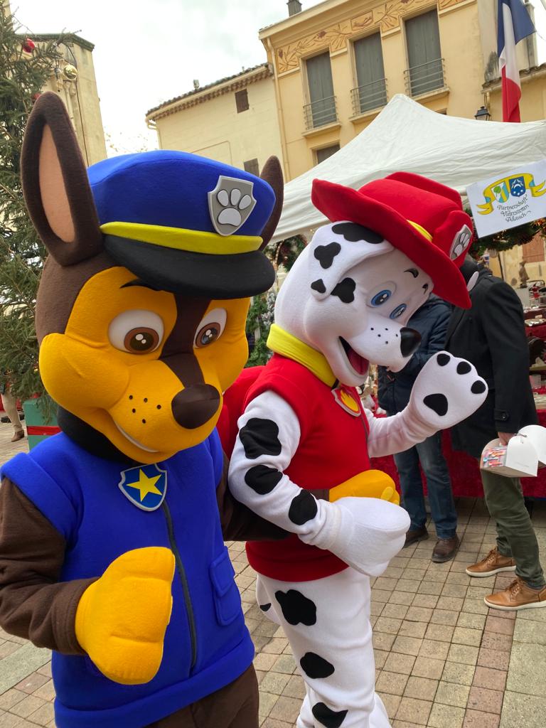 Zwei Darsteller auf dem Weihnachtsmarkt, die als Hunde aus Paw Patrol verkleidet sind
